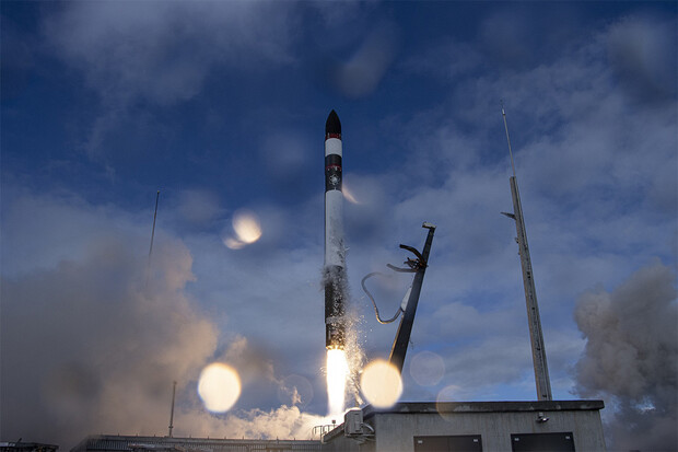 Rocket Lab úspěšně vynesl do vesmíru satelity. Část rakety bude obnovena