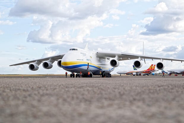 Richard Branson navštívil Ukrajinu a nabídl pomoc s přestavbou největšího letadla