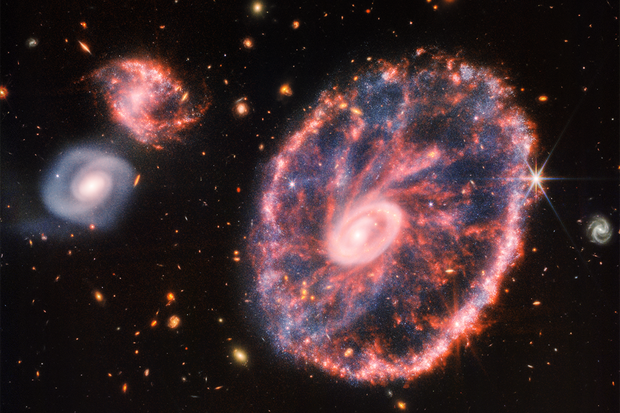 Webbův teleskop nahlédl do galaxie Cartwheel, která má dva prstence