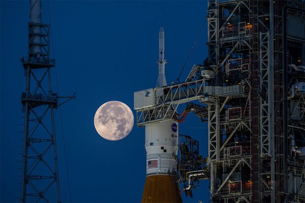 Raketa Artemis míří do montážní budovy kvůli hurikánu Ian