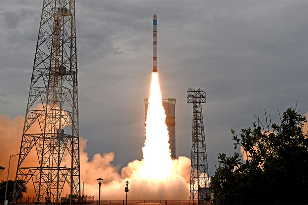 První start indické rakety skončil chybným rozmístěním satelitů