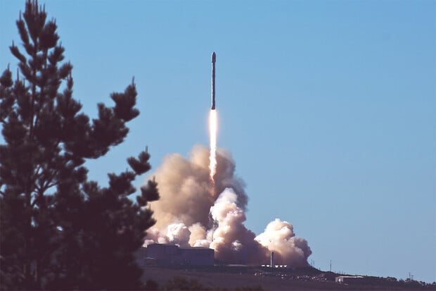 Falcon 9 vynese po půlnoci 52 satelitů Starlink