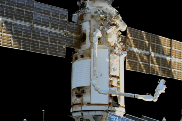 Výstup do vesmíru na ISS skončil dříve kvůli potížím se skafandrem
