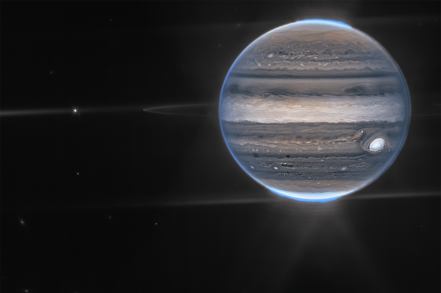 Webbův teleskop se opět zaměřuje na Jupiter. Vidí polární záře i jeho prstence