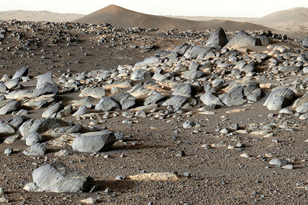 Rover Perseverance objevil na dně kráteru vulkanické horniny