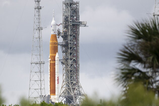 Boeing má další problém – raketa SLS pro NASA nesplňuje standardy