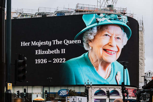 Speciální díl – připomeňte si život královny Alžběty II. seriálem Koruna