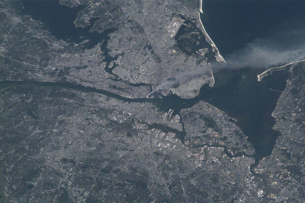 Astronaut pořídil na ISS fotku New Yorku během útoků 11. září