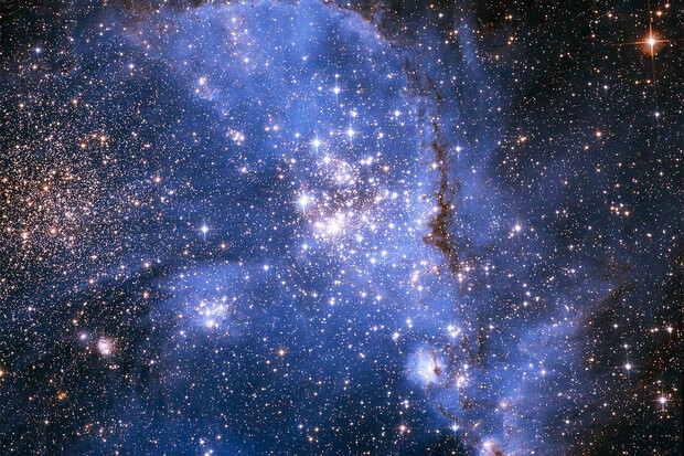 Hubbleův teleskop pozoruje spirálu hvězd v Malém Magellanově mračnu
