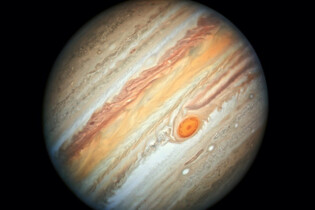Noční obloze dominuje Jupiter. Je jedním z nejjasnějších zářících bodů na nebi