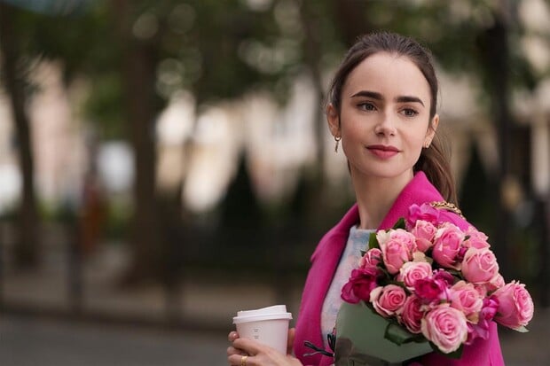 Třetí řada seriálu Emily in Paris bude uvedena ještě letos