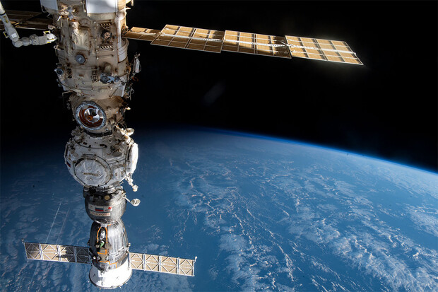 Dnes odletí tříčlenná posádka k ISS. Sledujte start živě