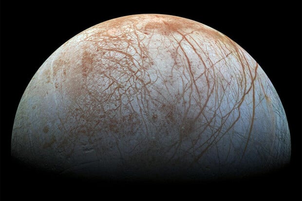 Sonda Juno se přiblíží k Jupiterovu měsíci Europě na vzdálenost 358 kilometrů