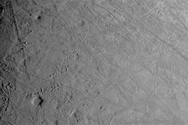 Sonda Juno pořídila snímek ledem pokrytého měsíce Europa