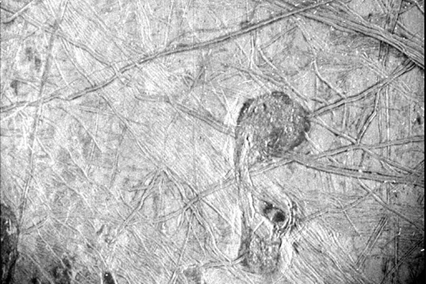 Sonda Juno detailně zachytila povrch měsíce Europa