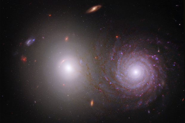 Teleskop Jamese Webba a Hubbleův dalekohled společně pozorují mezihvězdný prach