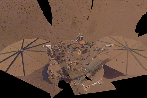 NASA InSight už nedokáže odolávat marsovskému prachu – jeho mise je u konce