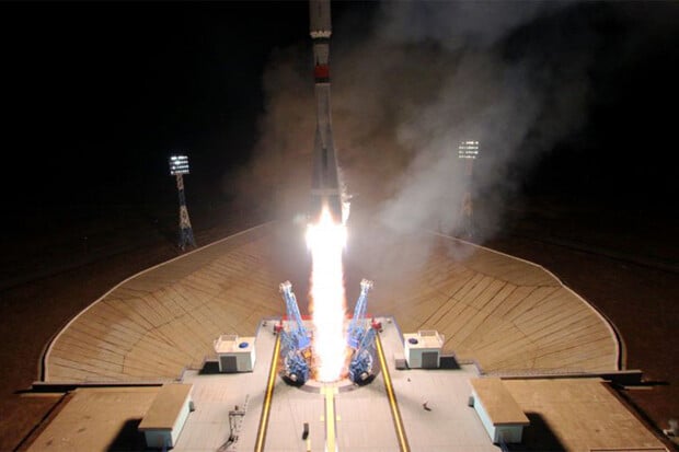 Raketa Sojuz vynesla čtyři satelity a zítra odstartuje k ISS