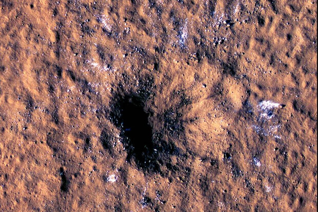 Dopad meteoritu odhalil na Marsu kusy ledu