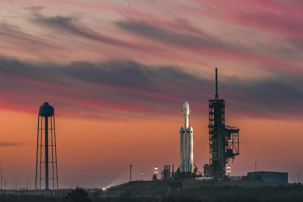 Nejvýkonnější raketa Falcon Heavy dnes úspěšně vynesla dva satelity