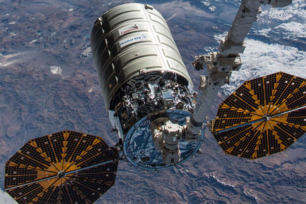Nákladní loď Cygnus zaznamenala po startu potíže. NASA řeší, jak ji dostat k ISS