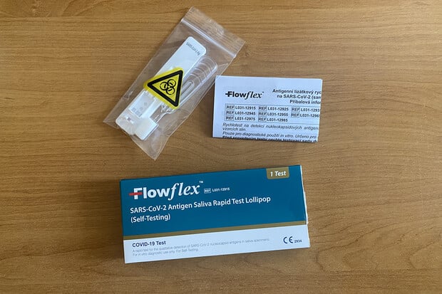 Jak se používá antigenní lízátkový rychlotest ze slin Flowflex?