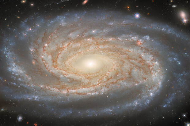 Hubbleův teleskop sleduje obrovskou spirální galaxii