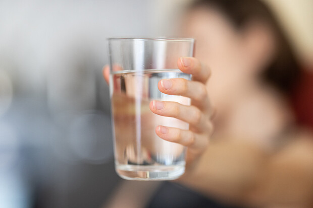 Voda není nejlepší nápoj na dlouhodobou hydrataci těla. Který to tedy je?