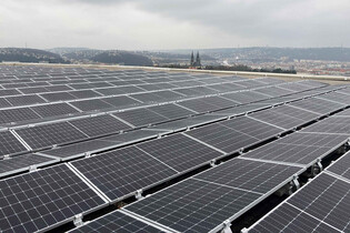 V centru Prahy roste fotovoltaika velká jako fotbalové hřiště