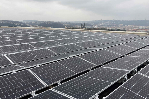 V centru Prahy roste fotovoltaika velká jako fotbalové hřiště