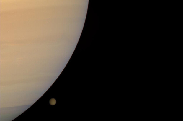 Vědci pomocí Webba pozorovali Titan – měsíc Saturnu