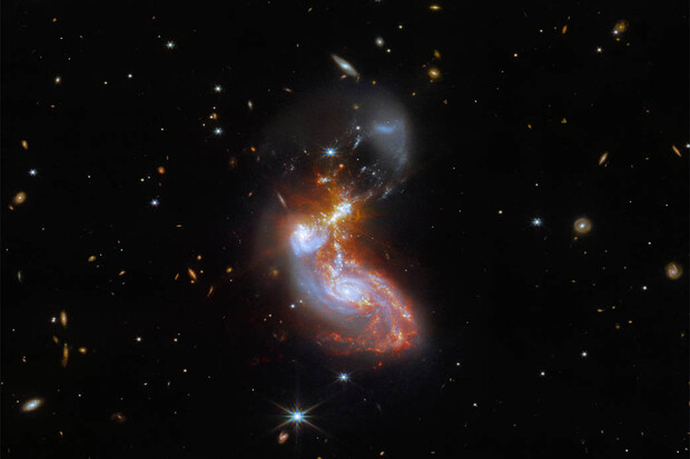 Webbův teleskop zachytil na snímku dvě slučující se galaxie