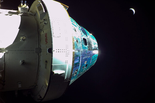 Orion úspěšně provedl zážeh motorů a je na cestě k Zemi