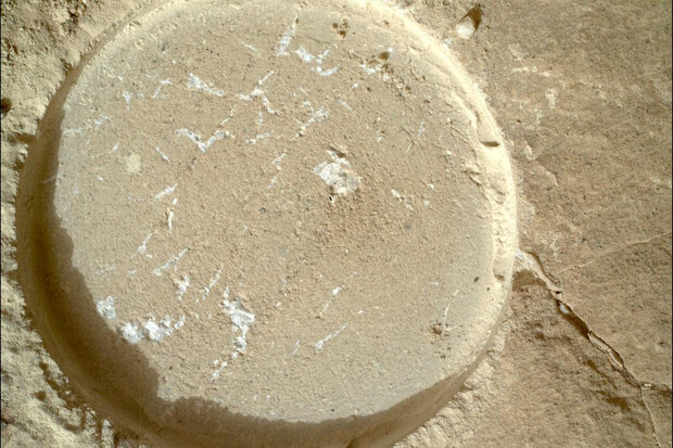 Perseverance na Marsu našel ve skalním podloží vláknité žíly