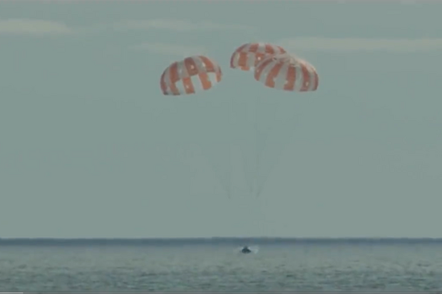 Kosmická loď Orion je zpět na Zemi! Úspěšně dopadla do Tichého oceánu