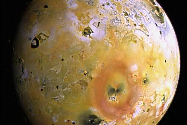 Podle vědců by mohl na měsíci Io existovat život