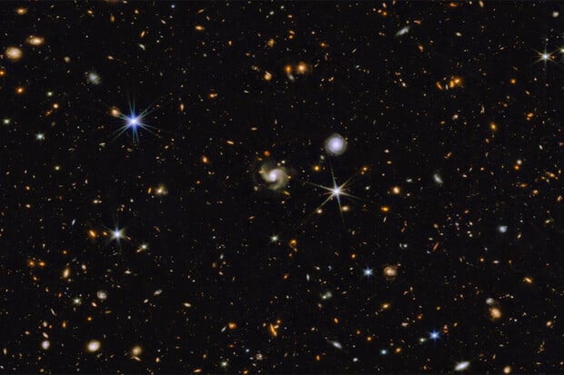 Webbův teleskop na jednom snímku zachycuje tisíce galaxií