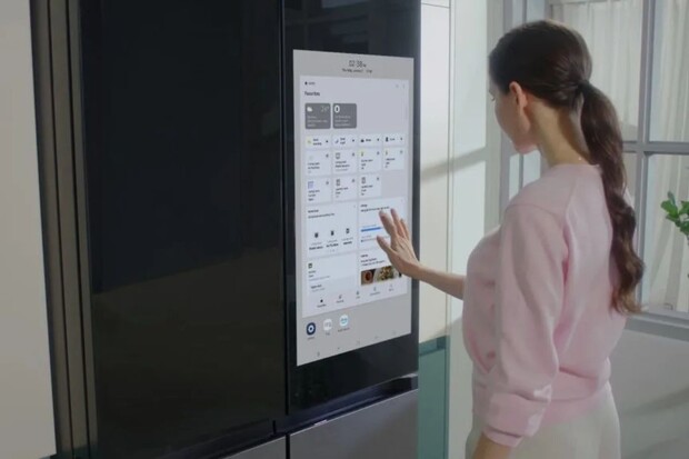 Samsung odhalil lednici s 32" displejem, na kterém můžete sledovat třeba Facebook