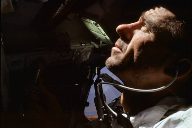 Zemřel astronaut z mise Apollo 7
