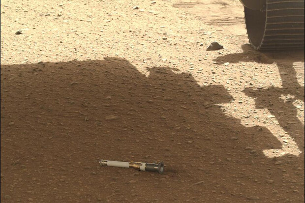 Rover umístil na Marsu již čtyři zkumavky. Zbývá ještě šest