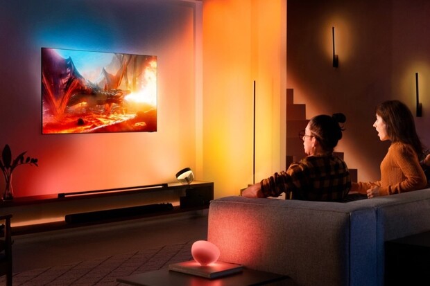 Slaďte si obývák do jednoho odstínu pomocí aplikace Philips Hue pro televize Samsung