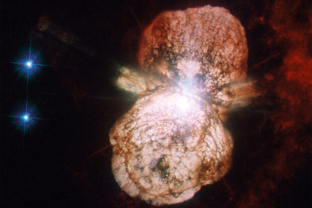 Vědci objevili binární systém neutronových hvězd odkázaných ke kosmické explozi