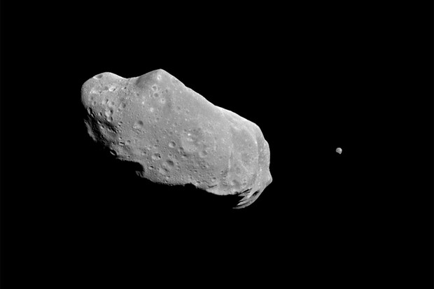 Kolem Země dnes proletí obrovský asteroid. Můžete jej sledovat dalekohledem