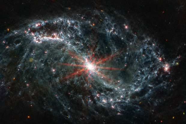 Webbův teleskop nahlíží do galaxií, kde vznikají hvězdy