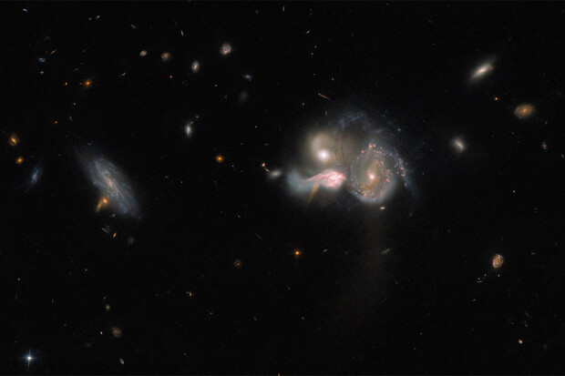 Hubbleův teleskop sleduje tři galaxie, jak se sráží v jednu
