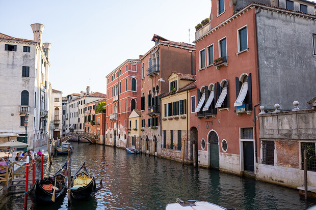 Benátské kanály začínají vysychat. Gondoly i jiná plavidla uvázla v bahně