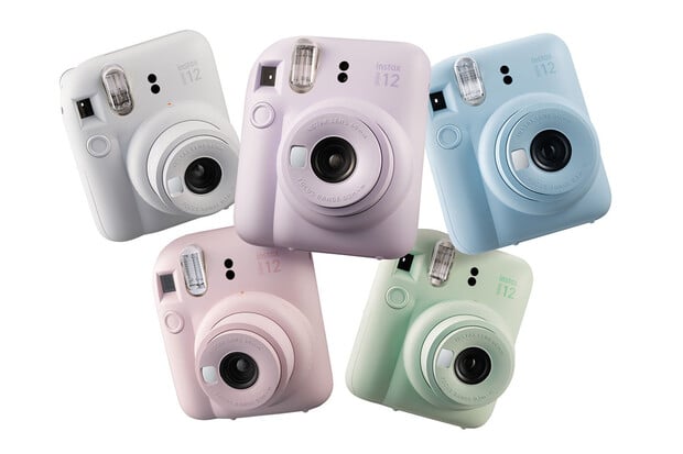 Fujifilm uvádí na trh nový instantní fotoaparát Instax Mini 12