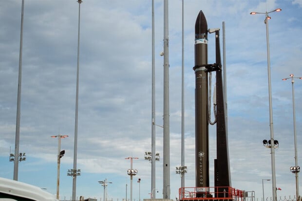 Vypuštěná raketa od Rocket Lab se díky padákům stala znovupoužitelnou
