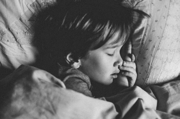 Necelá hodina spánku navíc může mít na děti pozitivní vliv