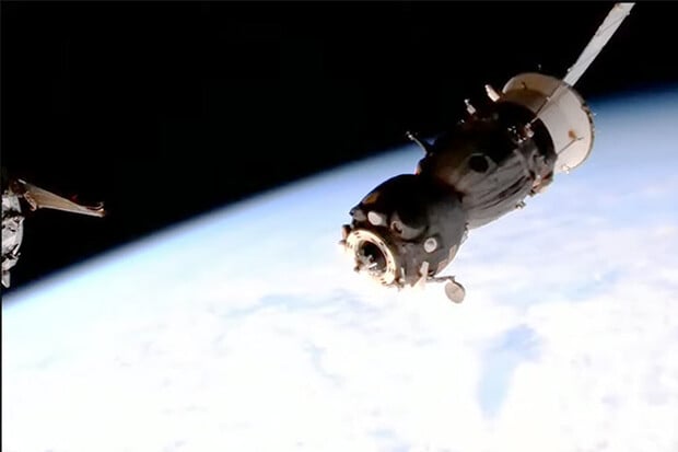 Dnes se po více jak roce vrátí tříčlenná posádka z ISS na Zemi